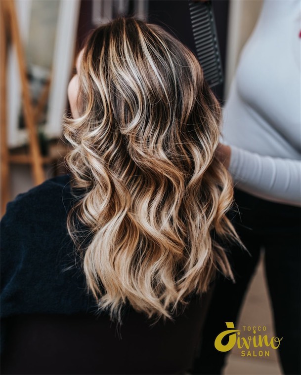 Glossy blonde balayage with soft waves